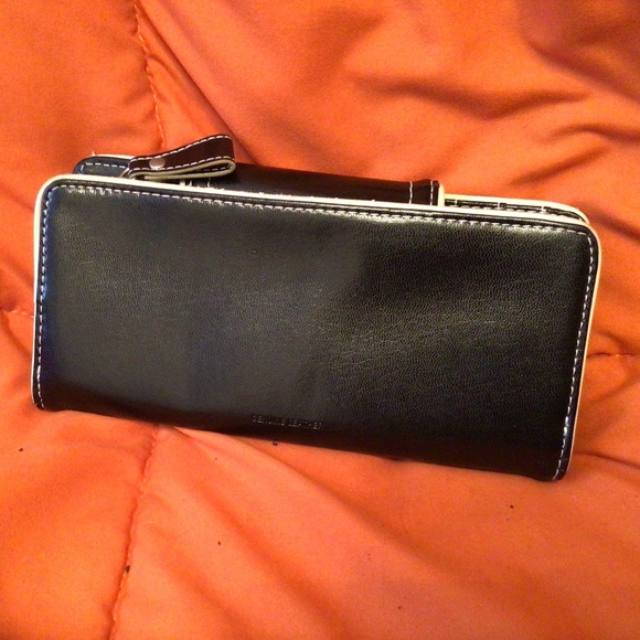 Kenneth Cole Reaction Black Leather Wallet - Picture 5 of 9